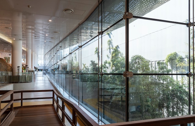 The Art of Glass: Enhancing Hospitality Spaces with Clean-Cut Brilliance