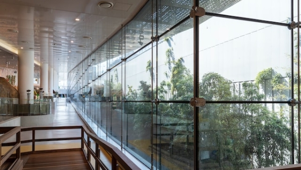 The Art of Glass: Enhancing Hospitality Spaces with Clean-Cut Brilliance